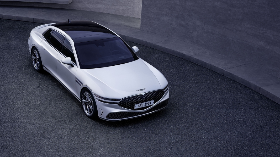 Hyundai G90, Clamshell Hood